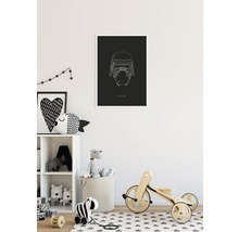 Cameră decorativă pentru copii cu un poster Kylo Ren, raft, jucării și o bicicletă de echilibru din lemn.