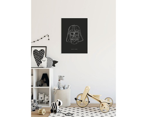Cameră pentru copii cu raft, jucării și un poster cu motivul Darth Vader.