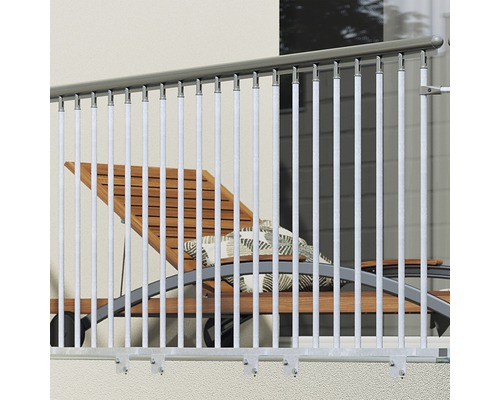 Balustradă de balcon cu șezlong în fundal