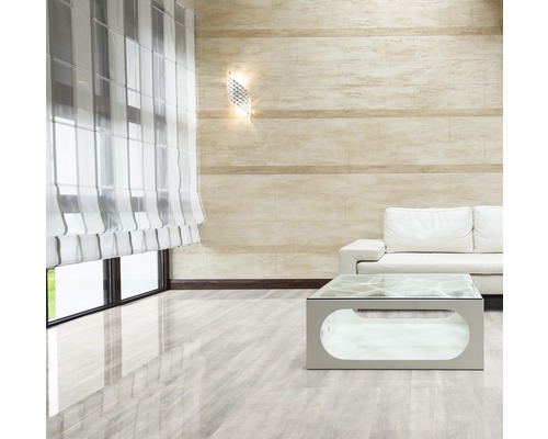 Living modern cu canapea, măsuță de cafea, perdele și lampă de perete