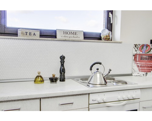 Scenă de bucătărie cu plită, fierbător și obiecte decorative