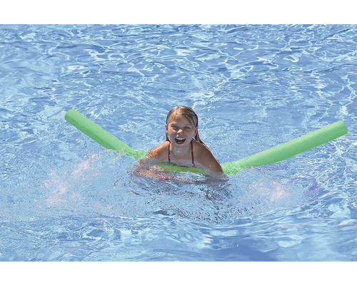 Fată înoată cu tăiței de înot în piscină