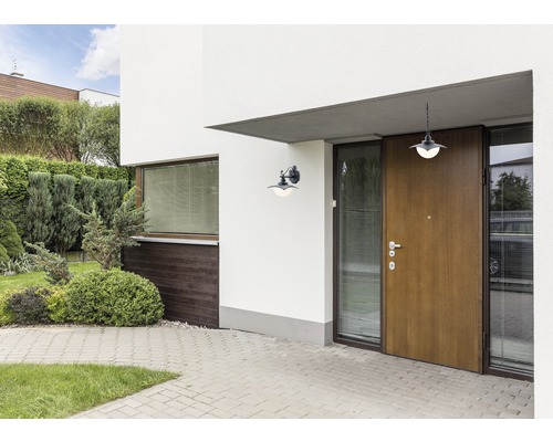 Zona de intrare a unei case cu iluminat exterior