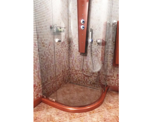 Cabină de duș pe colț cu mozaic și element de duș