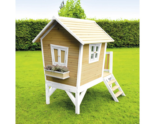 Căsuță de joacă din lemn cu ferestre, jardinieră și scări în grădină.