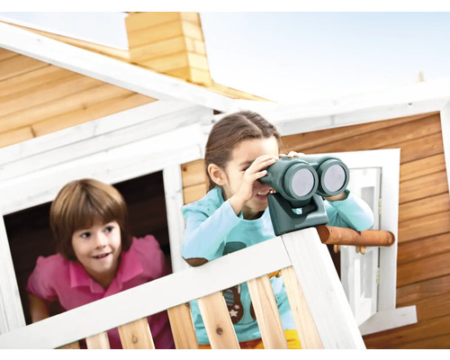 Doi copii se joacă într-o căsuță din lemn, unul dintre ei se uită printr-un binoclu