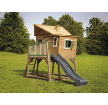 Căsuță de joacă cu tobogan și scară pe un gazon