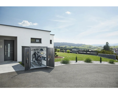 Cutie metalică pentru biciclete cu uși deschise lângă o casă modernă