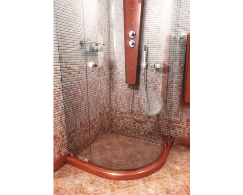 Duș cu coloană de duș și pereți de sticlă într-o baie cu gresie mozaic