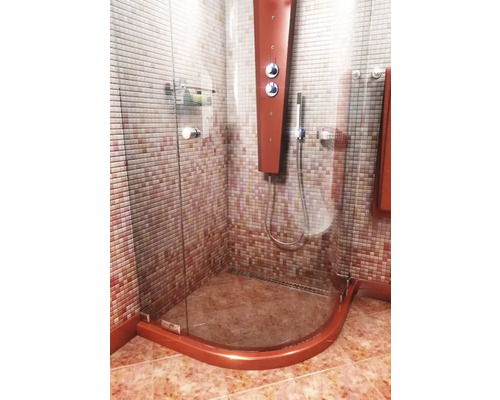 Duș modern cu panou de duș și perete de sticlă