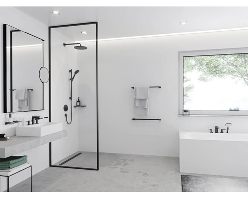 Baie luminoasă cu duș, chiuvetă, cadă și suporturi pentru prosoape