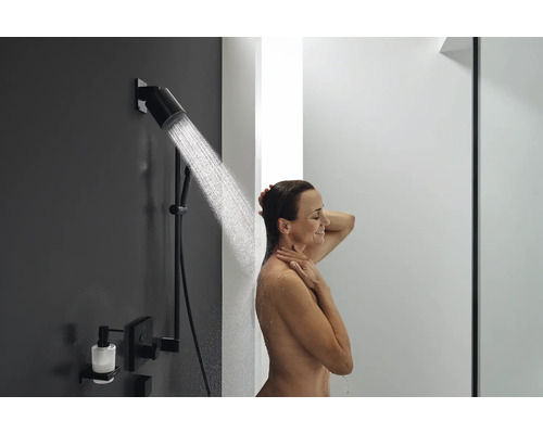 Femeie sub un set de duș modern cu dispenser de săpun