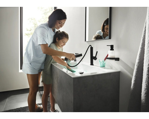 Scenă de baie cu mamă și fiică la chiuvetă cu baterie neagră și duș de mână