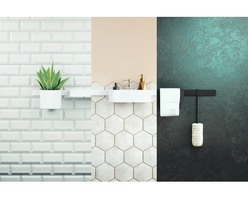 Design baie cu faianță albă tip metro, faianță hexagonală și obiecte decorative