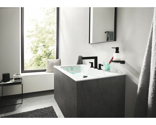 Baie modernă cu chiuvetă, robinet și oglindă