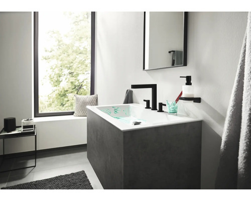 Baie modernă cu chiuvetă, oglindă și accesorii.