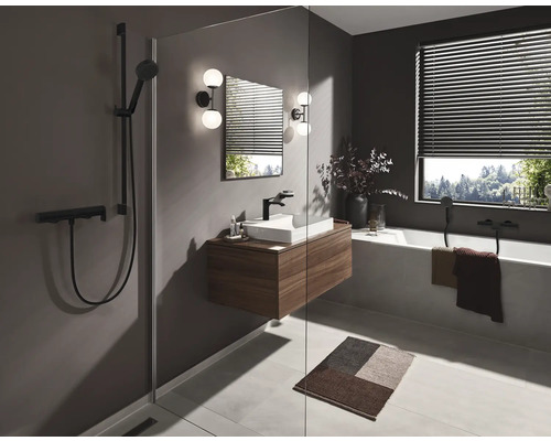 Baie modernă cu duș, lavoar, oglindă și cadă