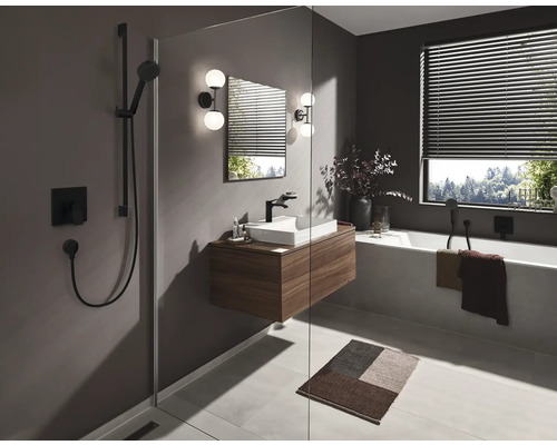 Baie modernă cu duș, lavoar și cadă în nuanțe întunecate