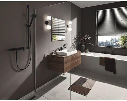 Baie cu duș, chiuvetă, oglindă și cadă pentru un design modern al băii.