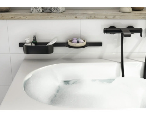 Baie cu cadă, robinet și spațiu de depozitare pentru articole de baie