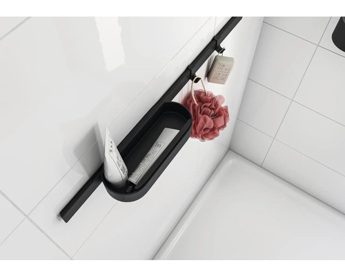 Sistem de depozitare pentru baie cu săpun, burete de baie și produse cosmetice pe un perete alb.