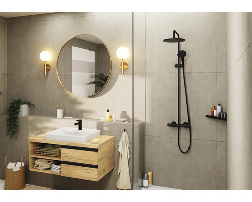 Baie luminoasă cu lavoar, oglindă, corpuri de iluminat și set de duș