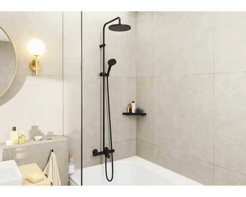 Baie modernă cu sistem de duș aparent și raft