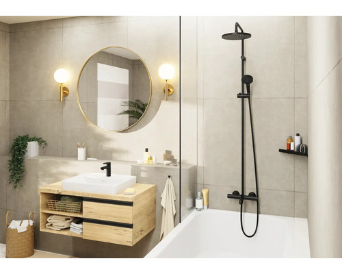 Baie modernă cu dulap de lavoar, oglindă, aplice de perete și baterie de duș