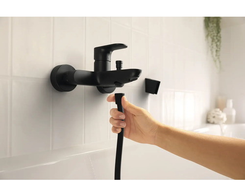 Baterie de baie neagră aparentă cu furtun de duș și suport