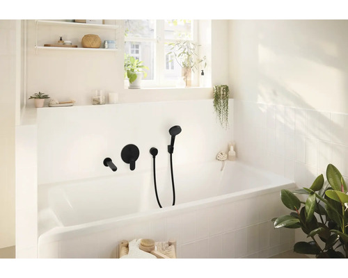 Baie cu cadă și robinet negru aparent