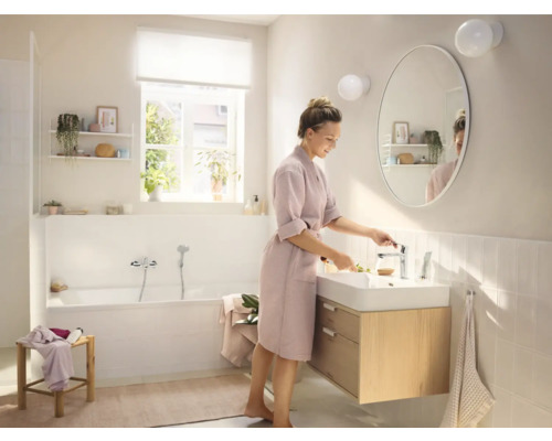 Baie luminoasă cu cadă, lavoar și oglindă