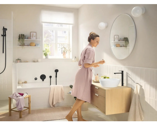 Baie luminoasă cu cadă, lavoar, oglindă și duș