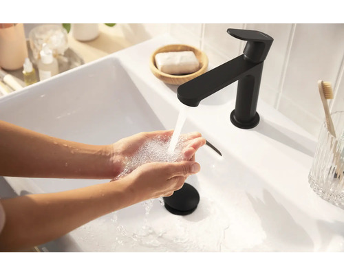 Chiuvetă cu robinet și mâini sub jet de apă