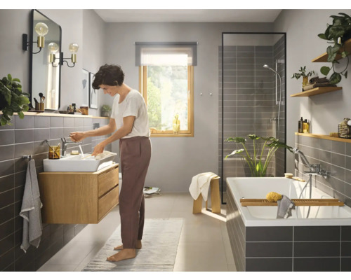 Baie modernă cu dulap sub lavoar, cadă și cabină de duș