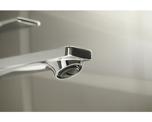 Prim-plan cu robinet de chiuvetă cromat