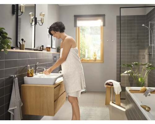 Baie luminoasă cu dulap sub chiuvetă, duș și cadă