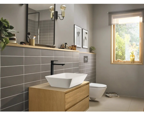 Baie luminoasă cu lavoar, lavoar așezat și WC suspendat