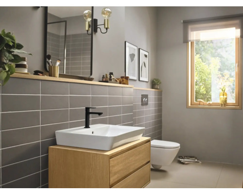 Baie luminoasă cu lavoar, oglindă, faianță și toaletă pentru un decor modern.