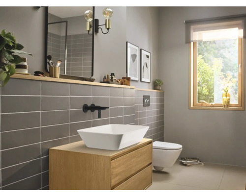 Baie cu lavoar, chiuvetă aplicată, oglindă și toaletă într-un design luminos