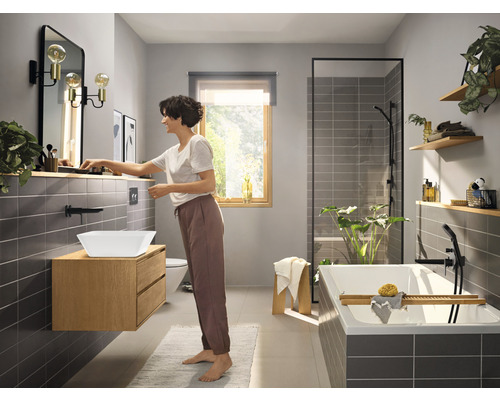 Baie luminoasă cu cadă, lavoar și oglindă