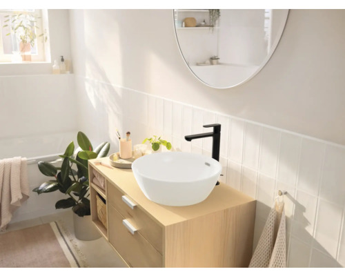 Baie luminoasă cu lavoar de blat, dulap de lavoar și baterie