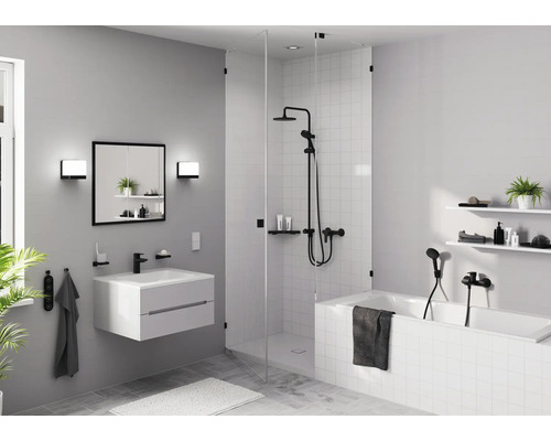 Baie luminoasă cu lavoar, oglindă, duș și cadă, cu design modern