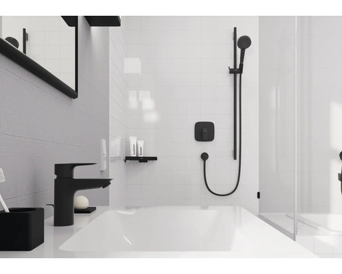 Baie cu lavoar, robinet și duș