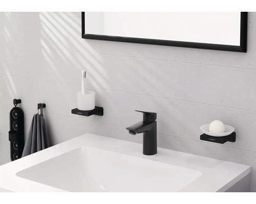 Chiuvetă cu robinet, savonieră, suport pentru periuța de dinți și suport pentru prosop în baie