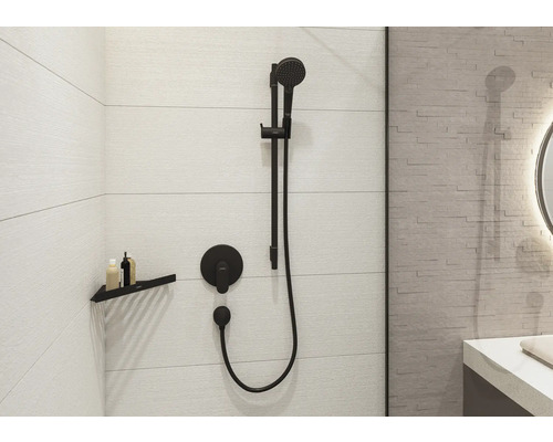 Baie cu armătură de duș închisă la culoare și raft