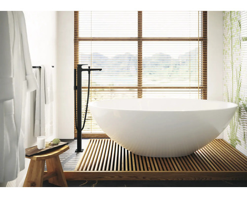 Baie cu cadă independentă, armătură, jaluzele din lemn și taburet din lemn