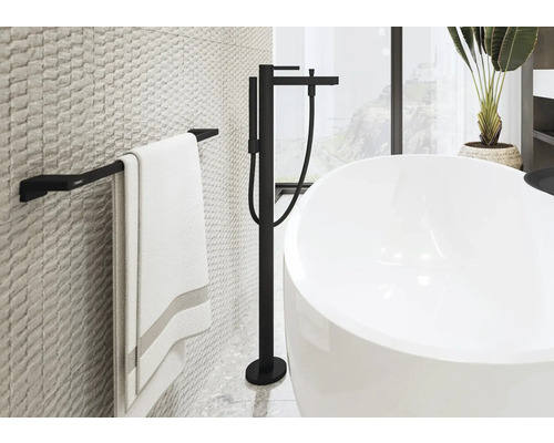 Baie cu cadă freestanding, suport pentru prosoape și robinet