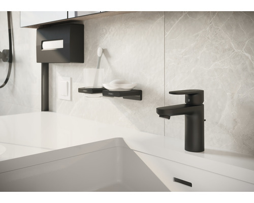 Baie modernă cu lavoar, robinet și accesorii