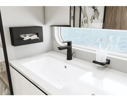 Baie modernă cu chiuvetă, robinet, șervețele cosmetice și suport pentru periuțe de dinți.