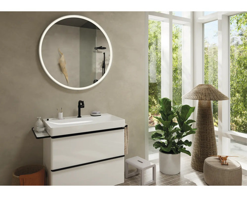 Baie cu lavoar, oglindă rotundă cu iluminare și plantă de interior